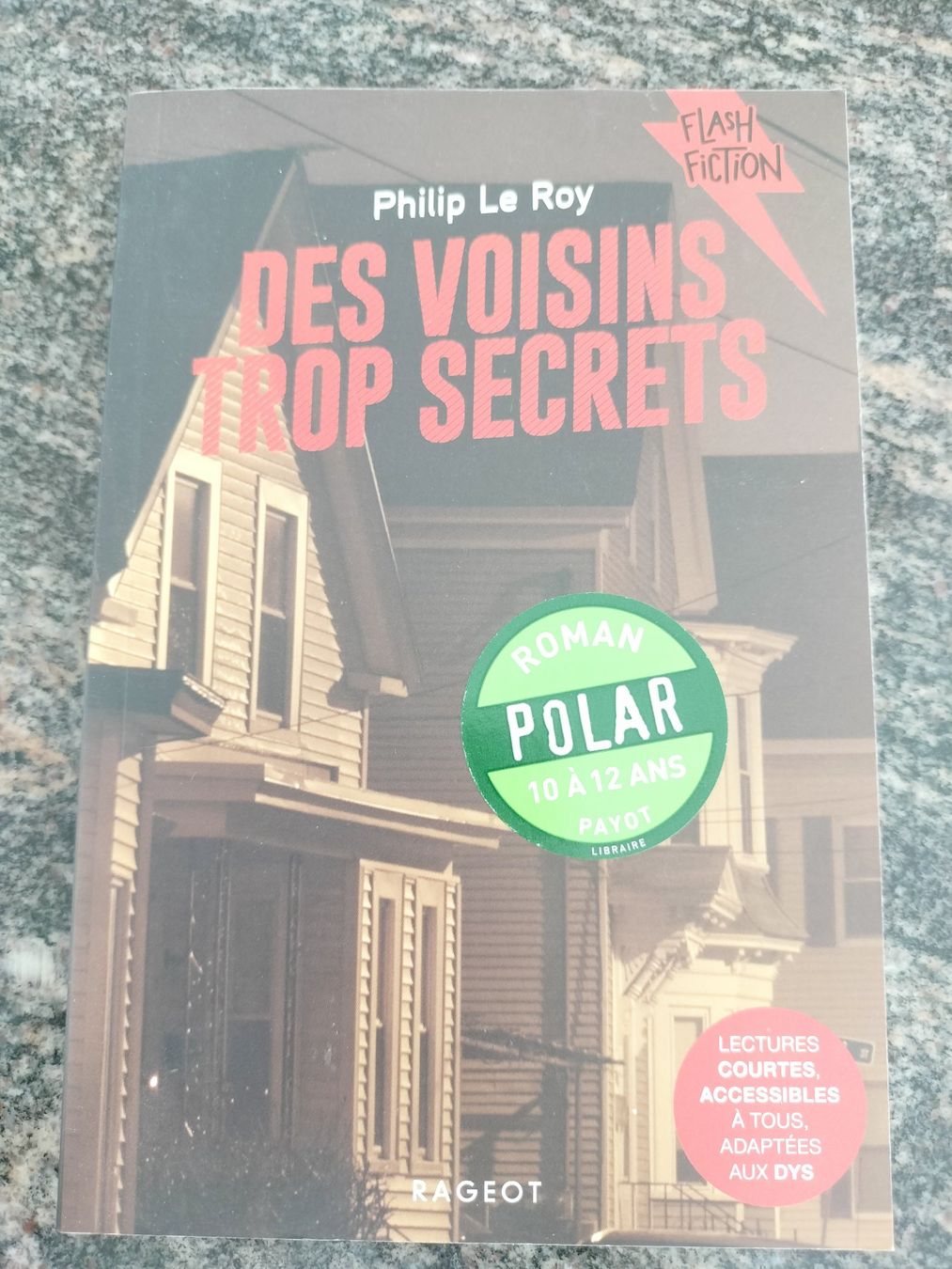 Bücher: Des voisins trop secrets – Gebraucht aus Cortaillod von rozinna