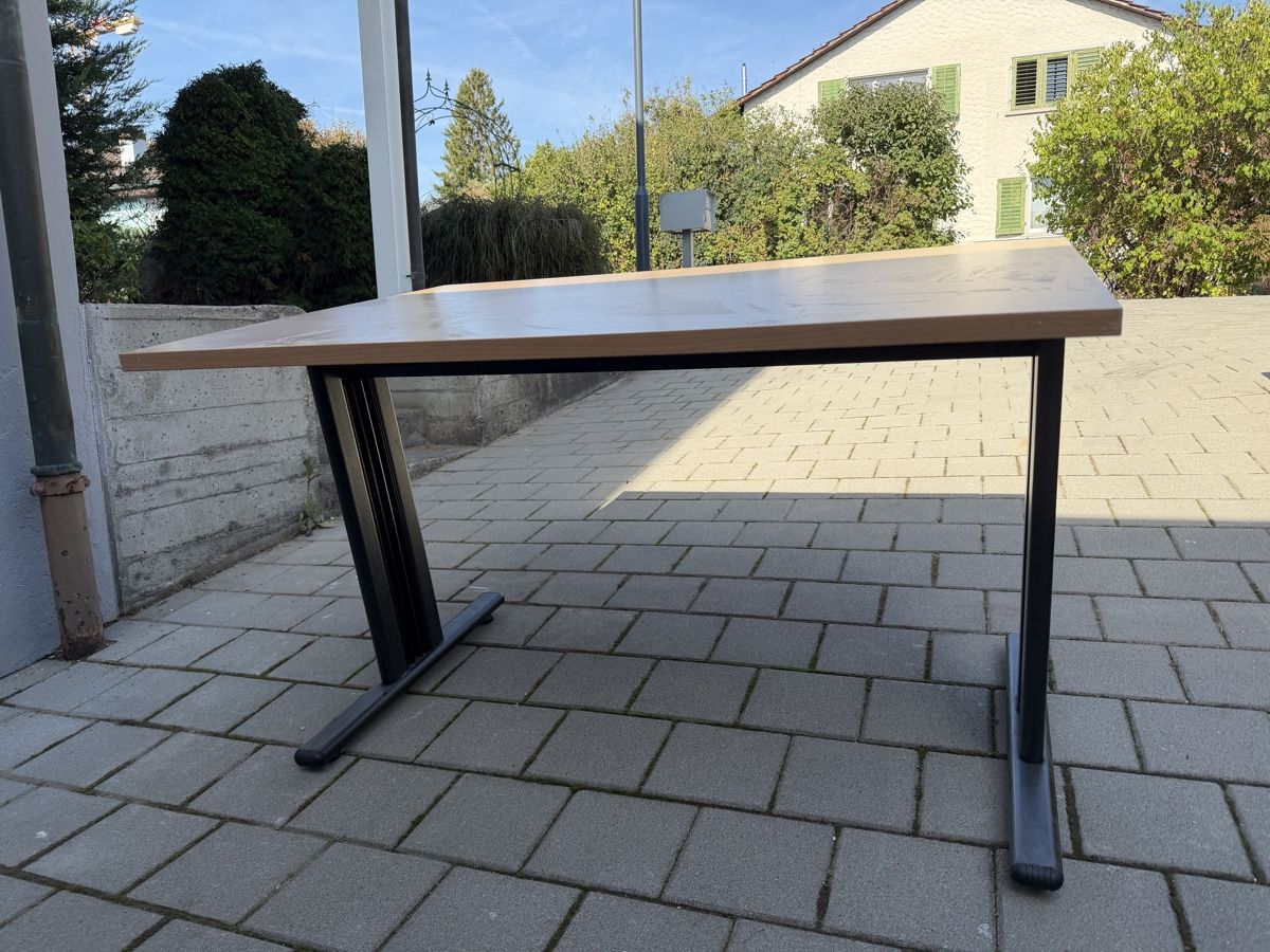 Bureaux: Robuster Schreibtisch 120x80cm – D'occasion à Illnau par Bruesen 1