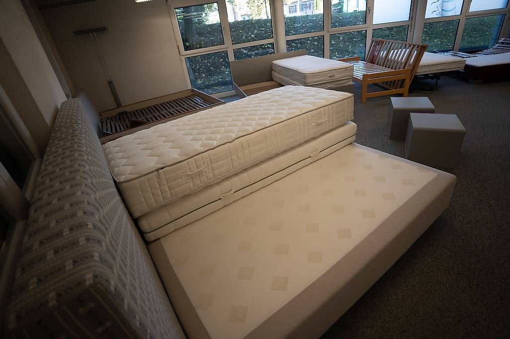 Betten: Doppelbett mit gemustertem Kopfteil mit oder ohne Matratzen – Neu und originalverpackt aus Ittigen von jos_fsm8