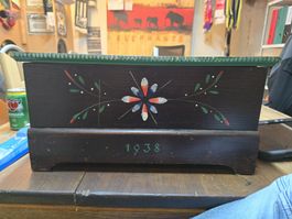 Holzkiste mit Blumenmalerei Jahrgang 1938 (D1)