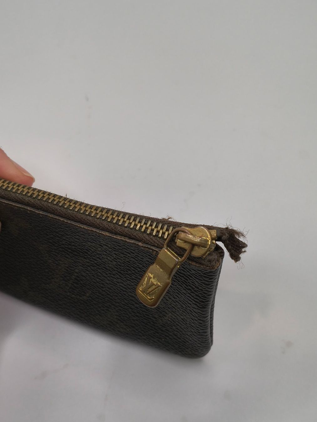 Louis Vuitton Portafogli: Louis Vuitton Monogram Zip Pouch - Heavily Worn – Difettoso da Villars-sur-Ollon venduto da VicJ 3