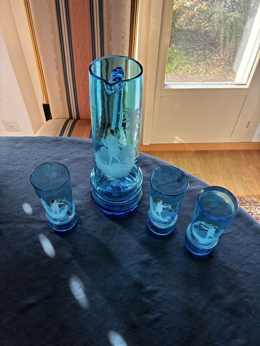 Karaffen: Antike Glaskanne und 3 Gläser blau mit Schneemalerei – Gebraucht aus Dornach von Rosengarten