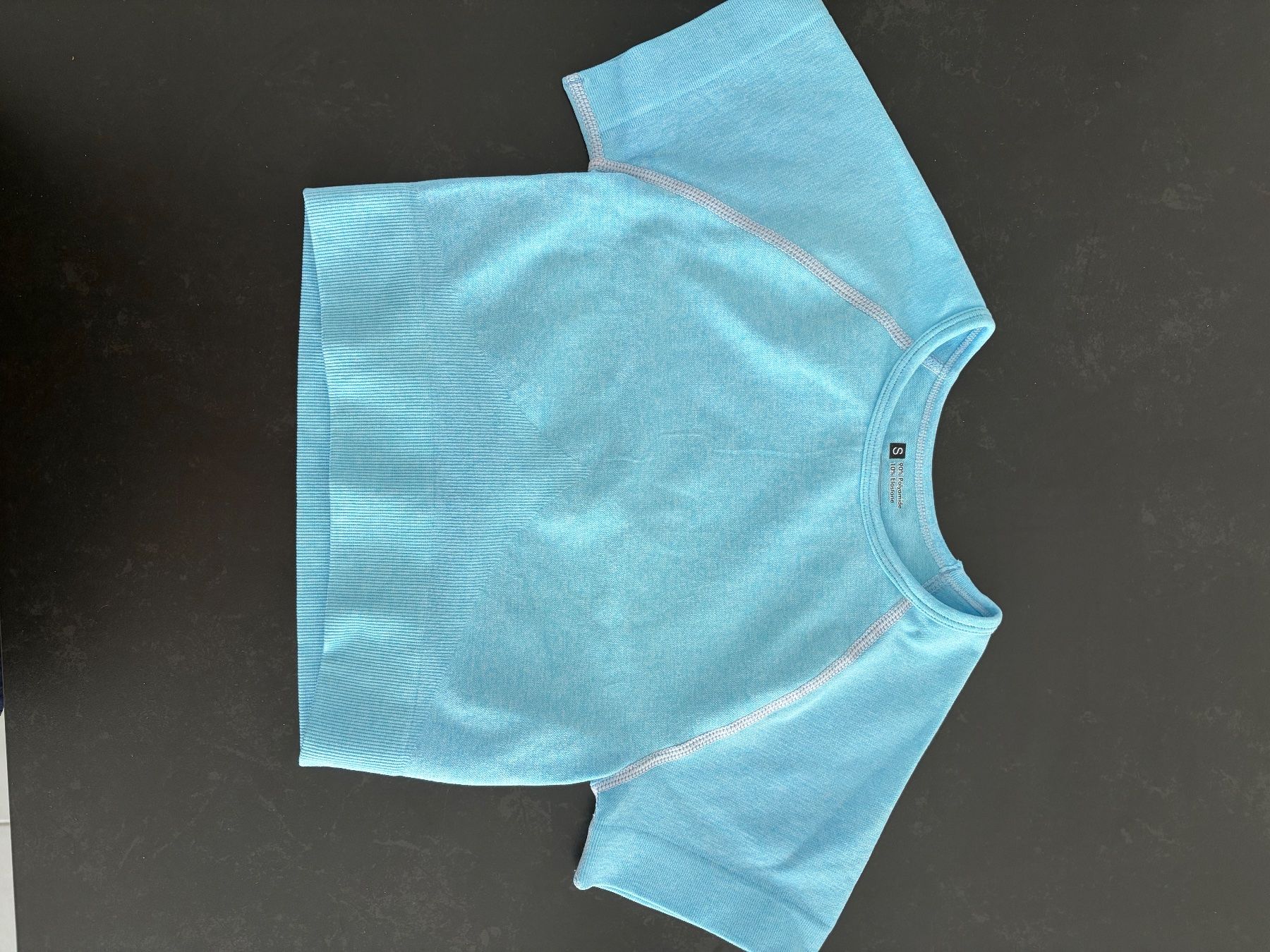 Lots de vêtements: Sporttops Primark, hellblau und orange – D'occasion à Möhlin par milenast23 1