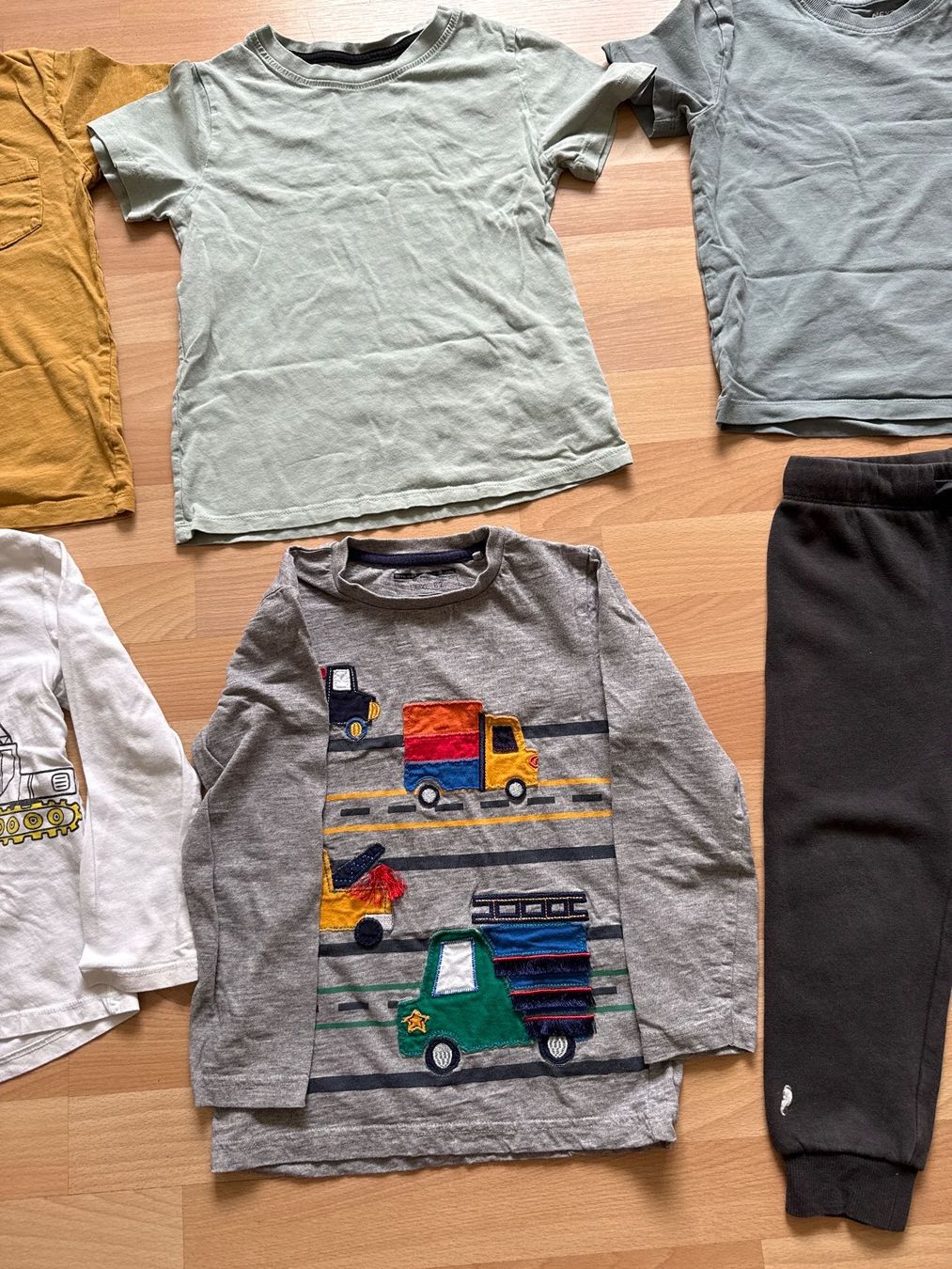 Lotti & Set di vestiti: Kleiderpaket Grösse 3-8 Jahre – Usato da Horgen venduto da linuxrp 3