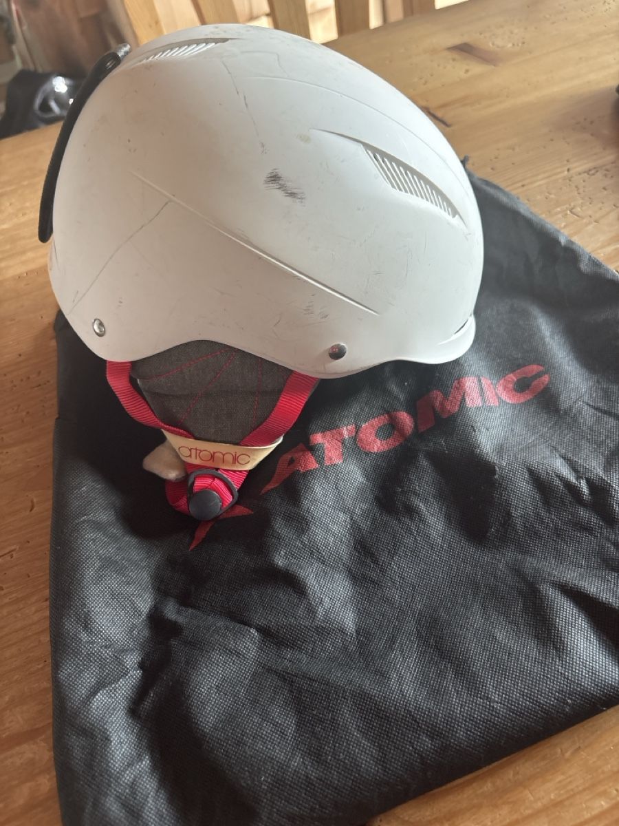 Atomic Helme: Skihelm Atomic weiss Grösse M mit Beutel gebraucht – Gebraucht aus Bergdietikon von anne.schatzmann