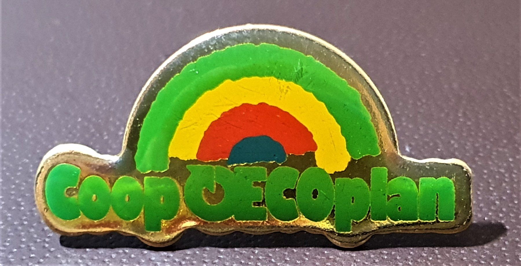 Placchette & Badge: Q346 - Pin Coop Oecoplan Logo – Usato da Reinach BL venduto da Boston-Verkauf