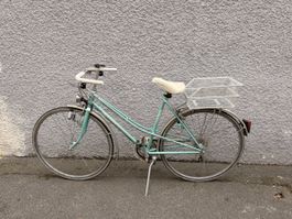 Vélo ville femme bleu clair avec panier, bon état
