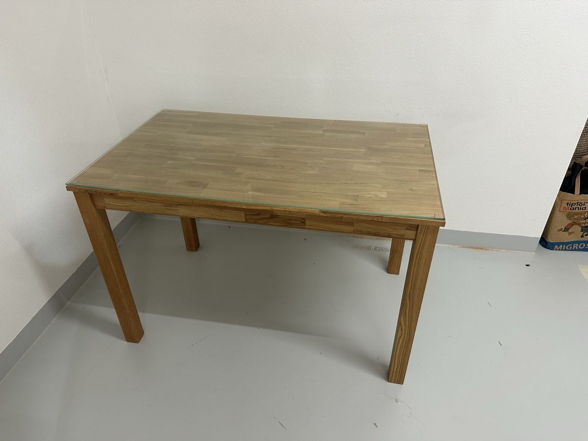 Ikea Tables: Holztisch mit passender Glasplatte. – D'occasion à Zürich par Scheidungsverkauf 1