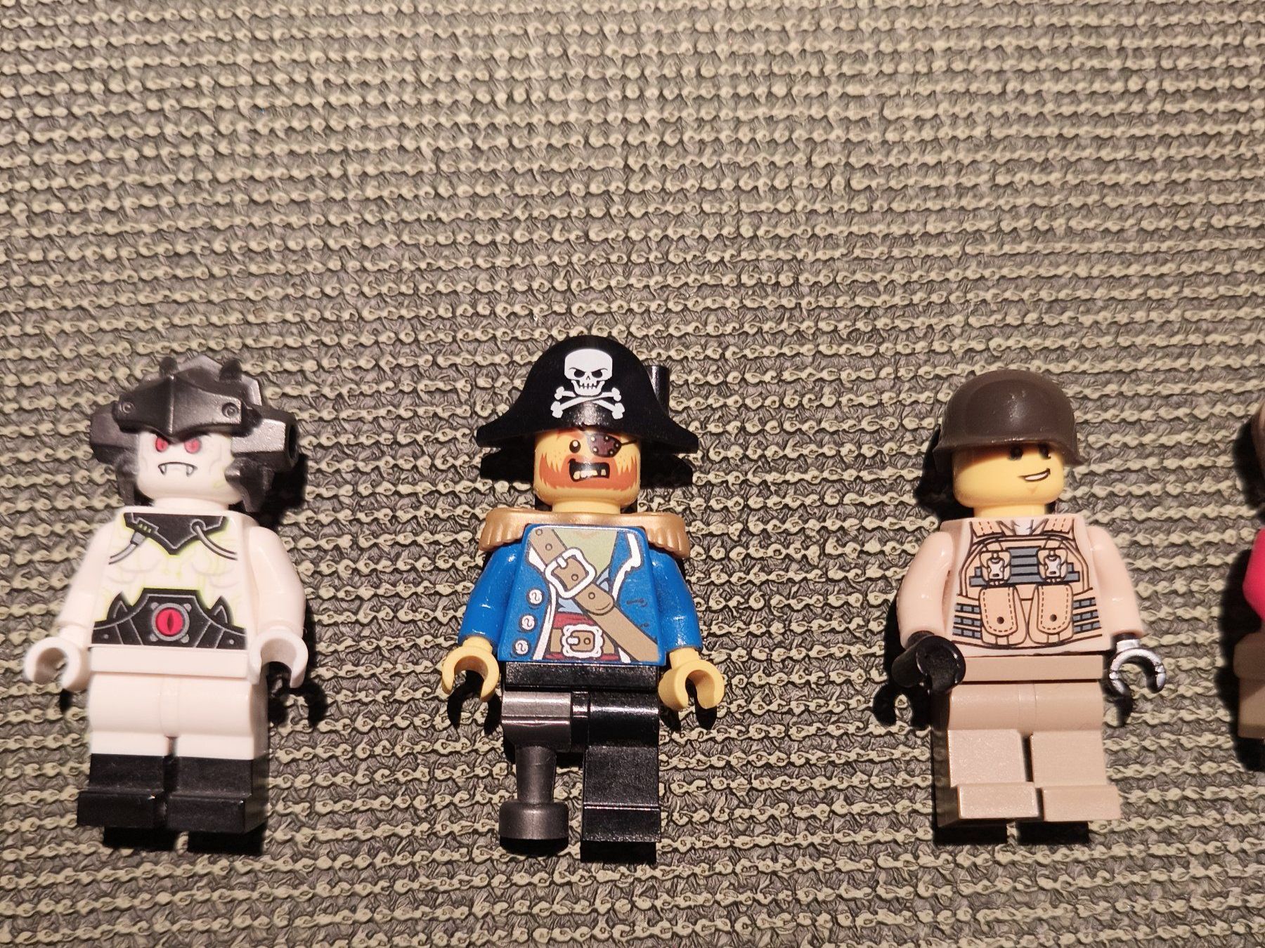 Lego Spielzeuge: Set 10 Lego Figuren (Comic und Action) – Gebraucht aus Meilen von FAVALLID 1