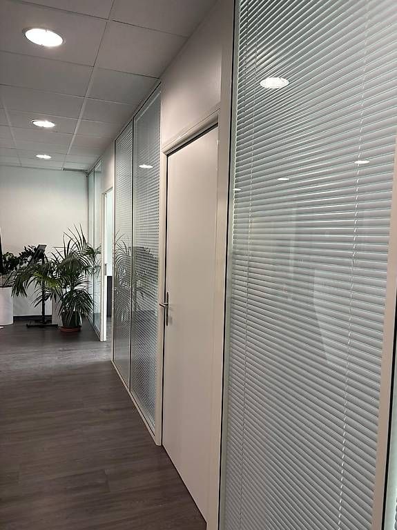 Scrivanie: Parois vitrées de bureau avec stores intégrés modulables – Usato da Marin-Epagnier venduto da ThomasFlury