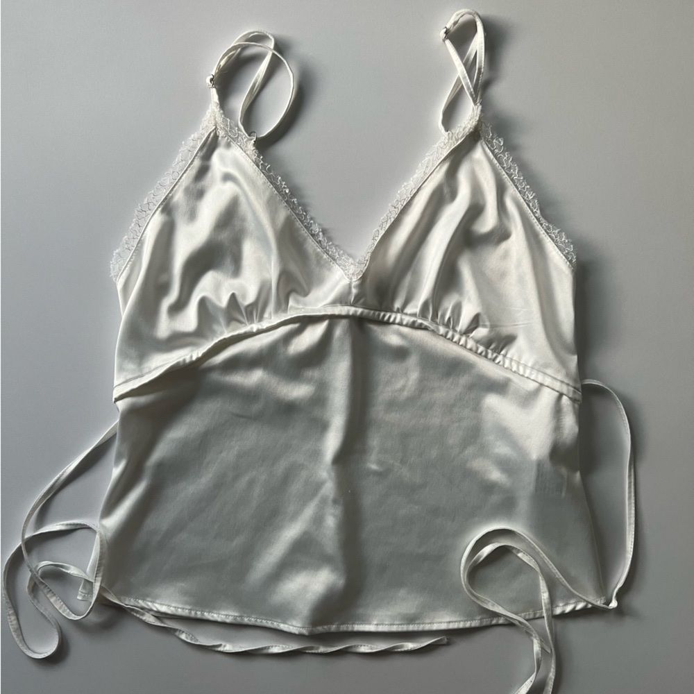 Zara Top: NEW - ZARA White Satin Top NP: 49.- – Nuovo (secondo la descrizione) da Horgen venduto da lme_8kj7 3