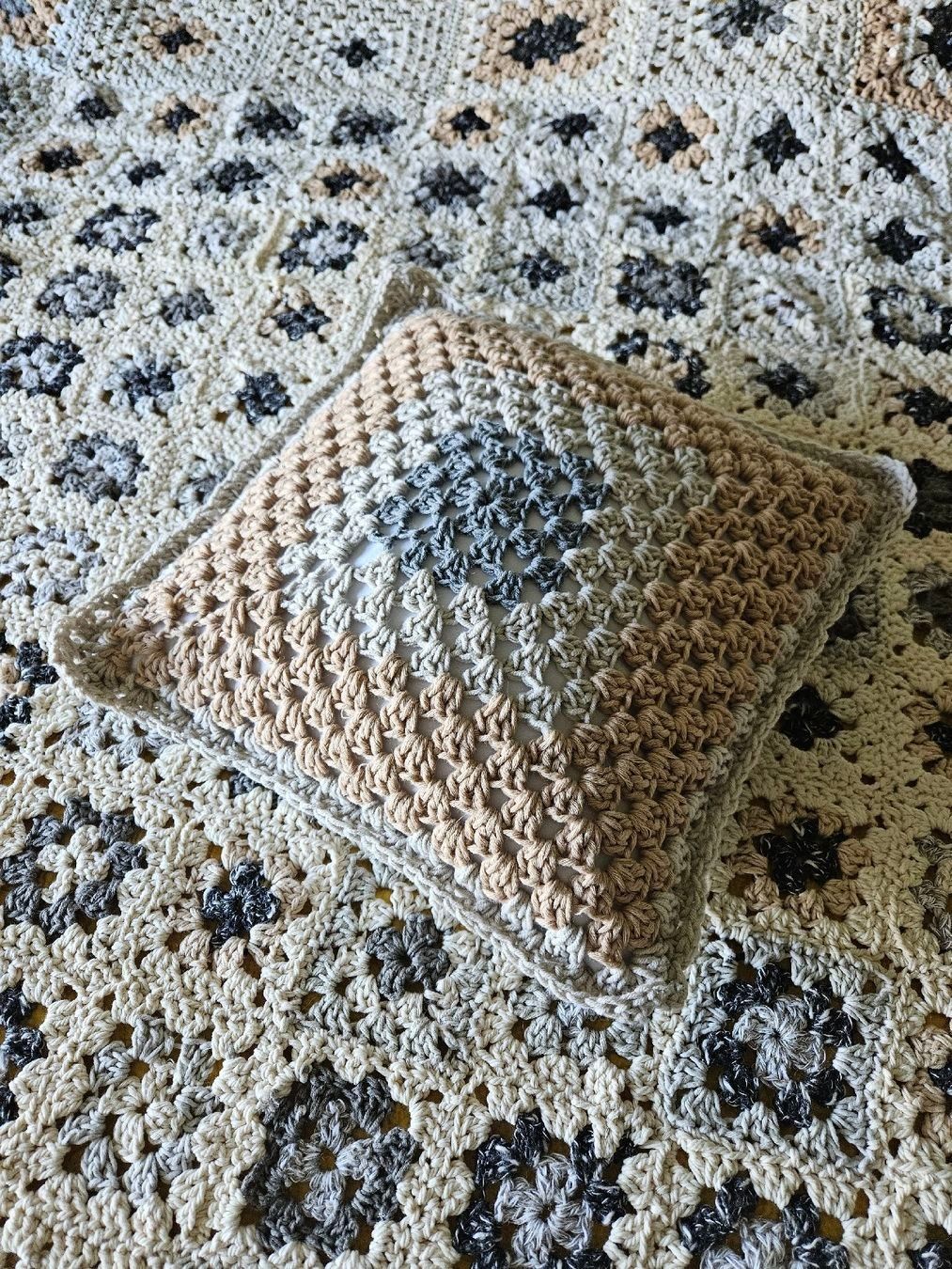 Decken: couverture coton + coussin fait main neuve granny patch – Neu und originalverpackt aus Thônex von lacomtessedesfees 3