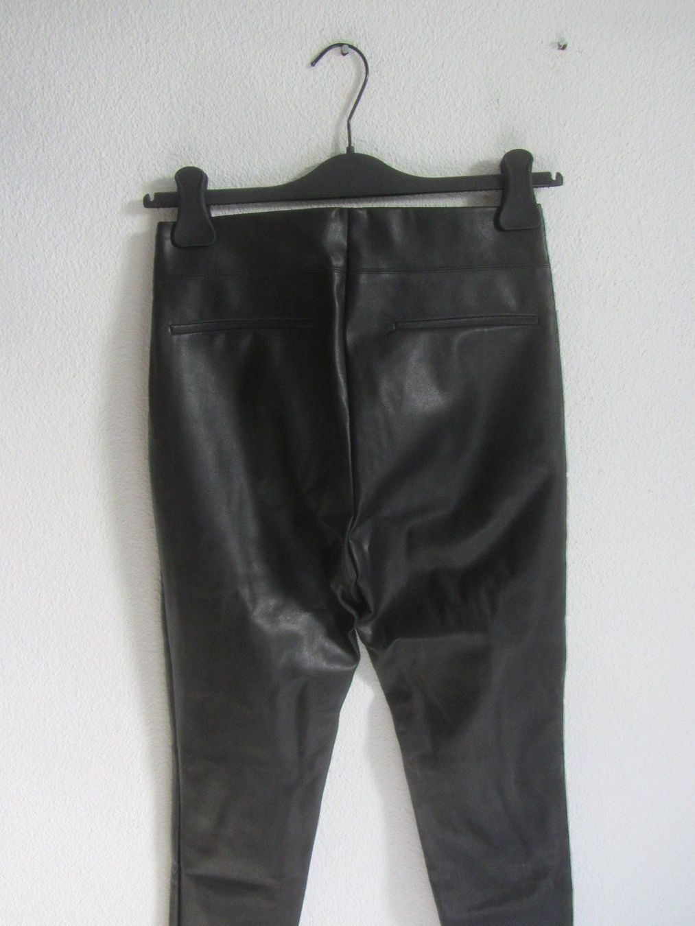Zara Pantalons: ZARA - Kunstleder Hose schwarz M – D'occasion à Zürich par Diazaio 2