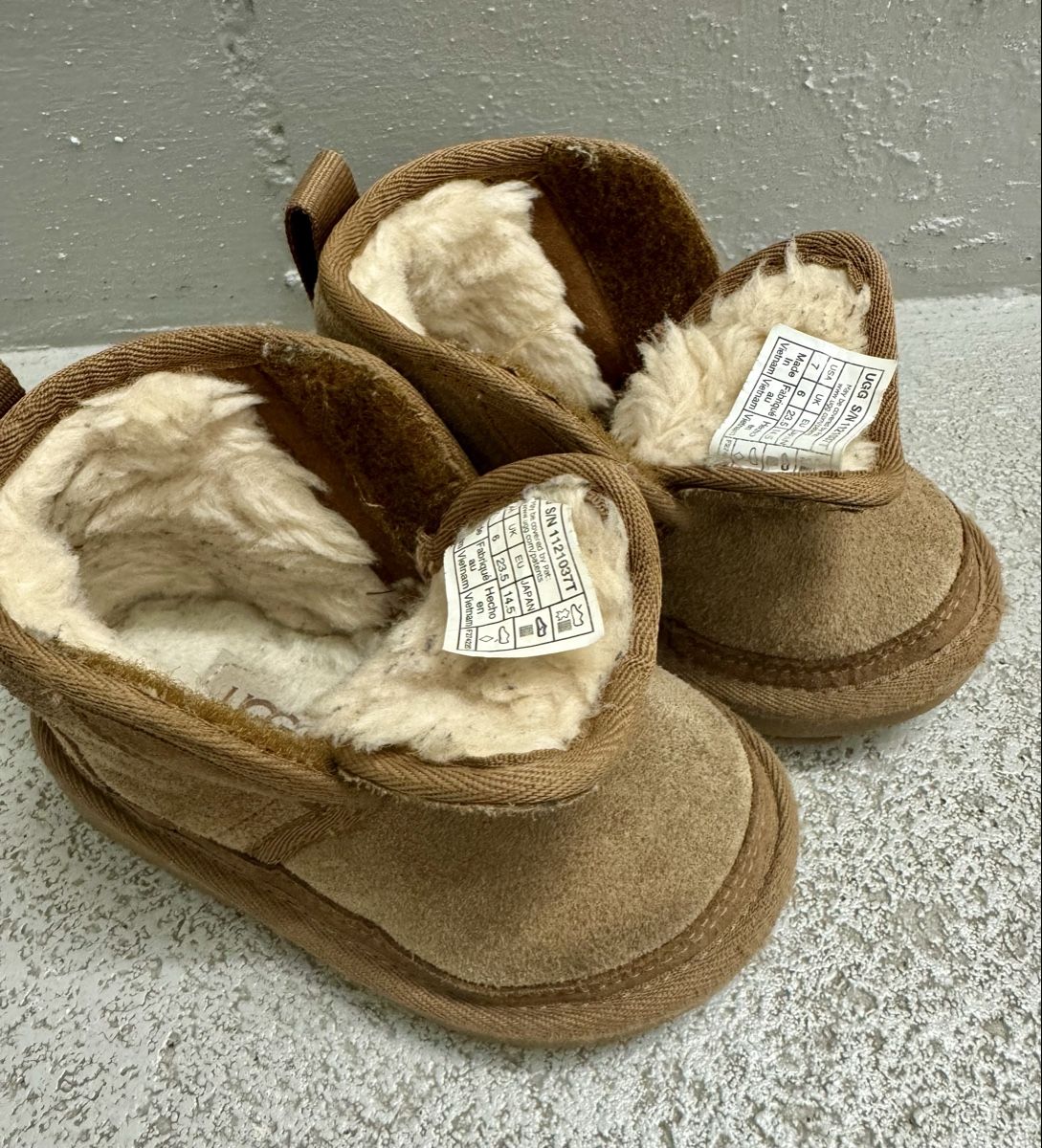 Ugg Schuhe für Jungen: UGG Boots Kinder Braun Grösse 23.5 – Gebraucht aus Aarau Rohr von mic_d6nr 2