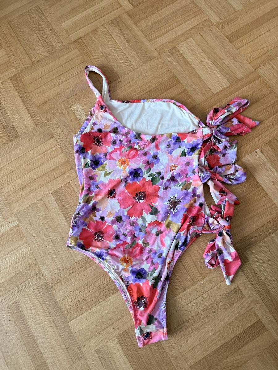 Guess Costumi da bagno & Bikini: Badeanzug Guess geblümt rosa S – Usato da Affoltern am Albis venduto da meliii55 1