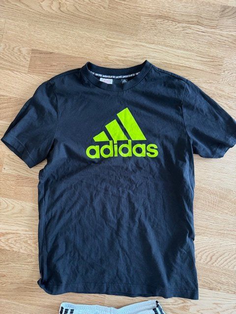 Kurzes adidas t shirt deals
