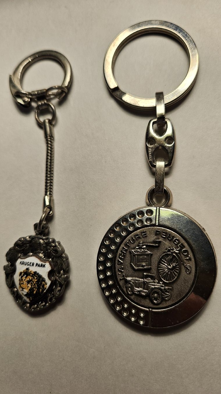 Portachiavi: Porte-Clés / Lot / + 1 décapsuleur et 2 clés. – Usato da Cortaillod venduto da signep 5