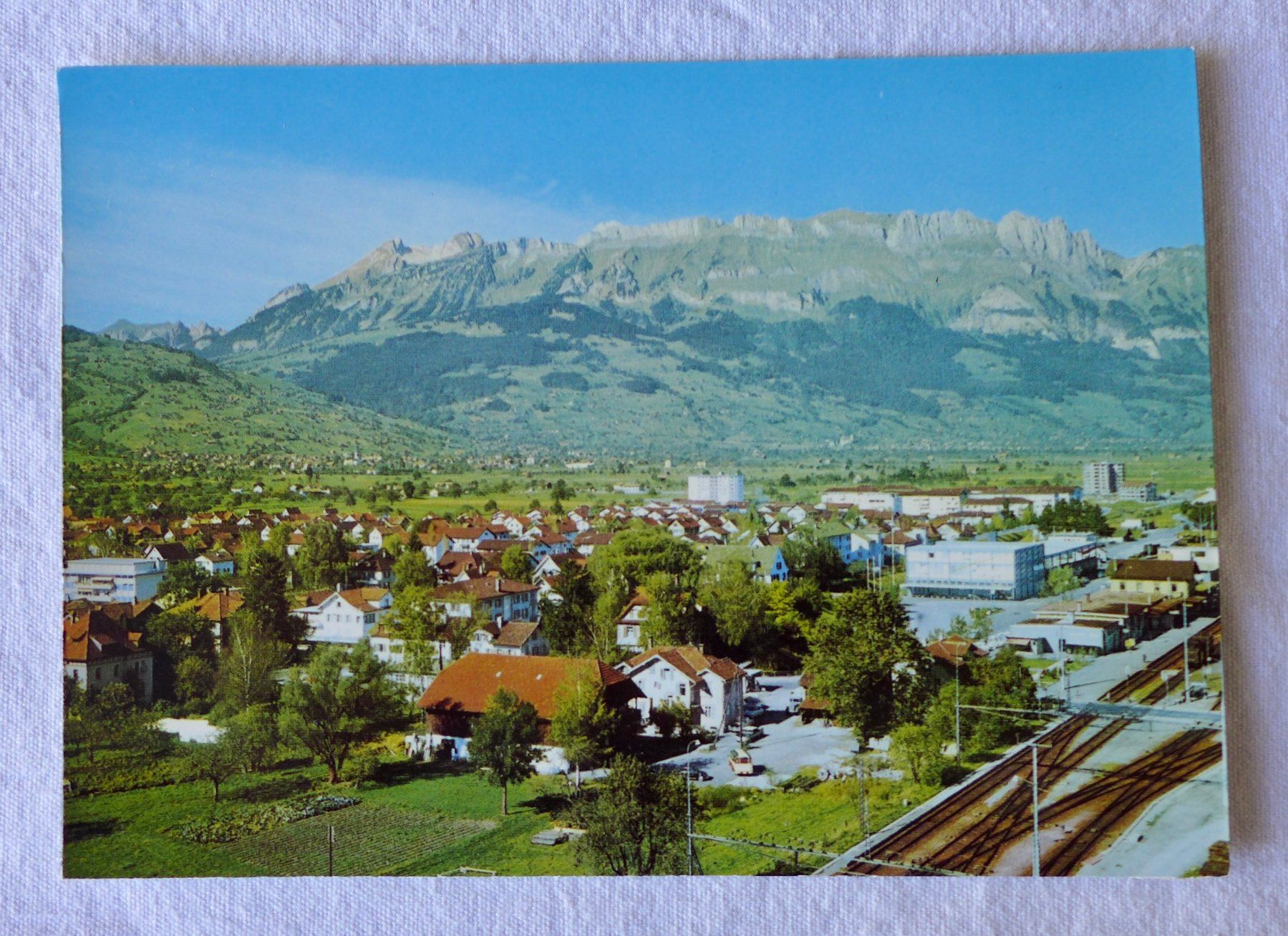Cartoline postali: AK BUCHS SG, Dorf Teilansicht mit Bahnhof – Usato da Wallisellen venduto da aloa09