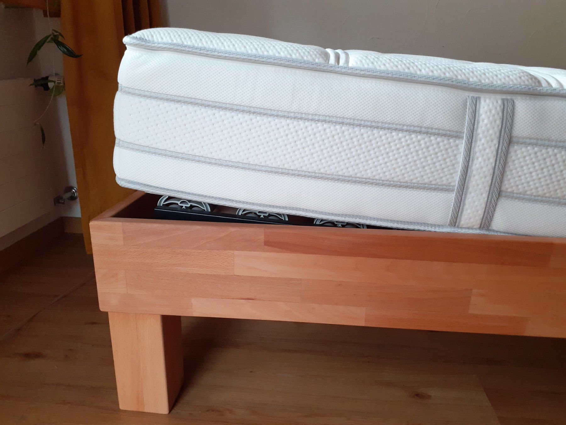 Livique Lits: Neuwertiges Einzelbett Holz mit Comfortmatratze – D'occasion à Valens par kob_9ycf 6