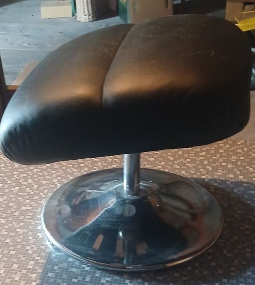 Poltrone: Hocker schwarz Leder optik verstellbar gebraucht – Usato da Ettenhausen TG venduto da Daniel990