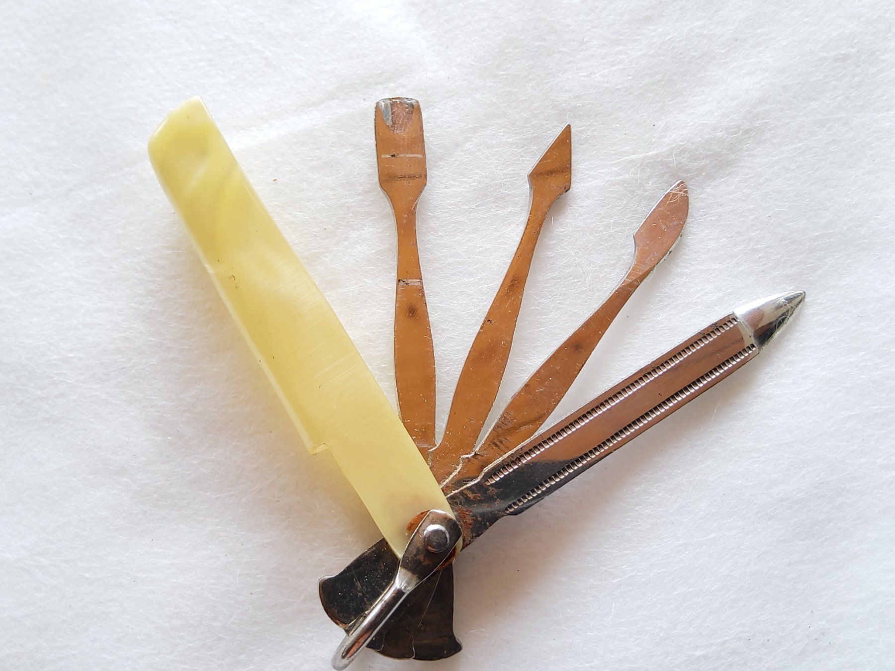 Manicure: Set de manicure pliant vintage  – Usato da Malleray venduto da Broc-Mo 3
