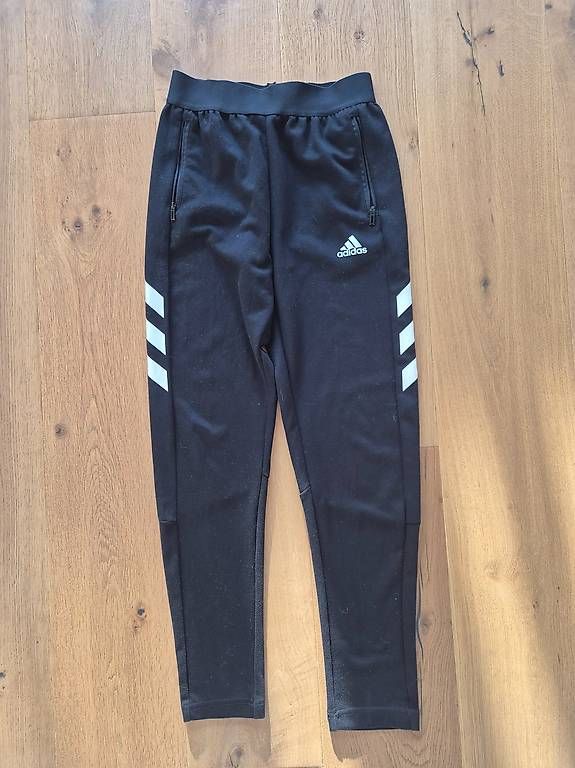 Lotti & Set di vestiti: Trainer schwarz adidas 11-12y – Usato da Nidau venduto da Jil12 2