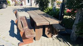Gartentisch mit zwei Bänken aus massivem Holz