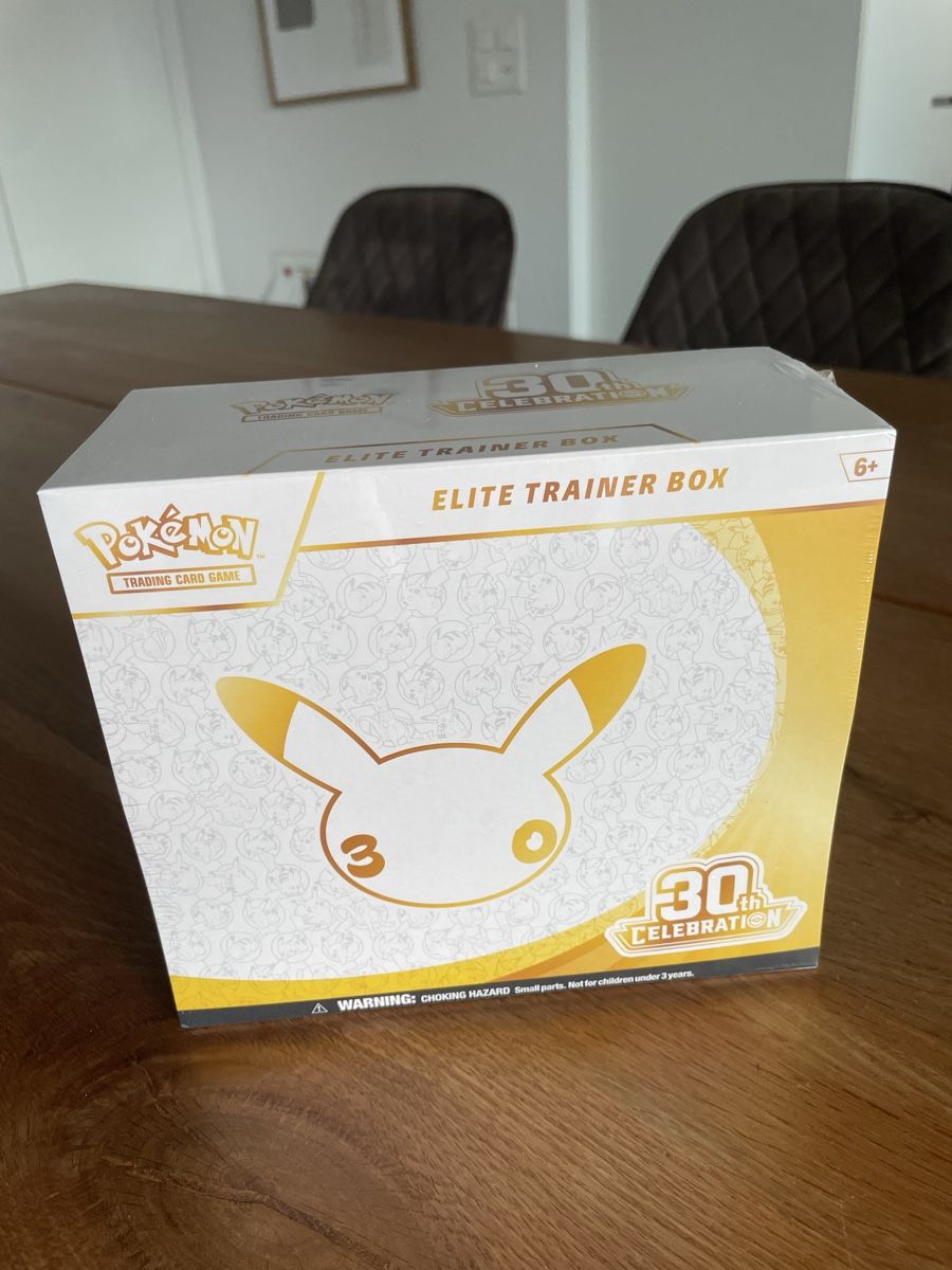 Pokémon Carte collezionabili: 30th Celebration Elite Trainer Box Englisch – Nuovo e nell'imballaggio originale da Kirchberg BE venduto da Legendary_Zapdos