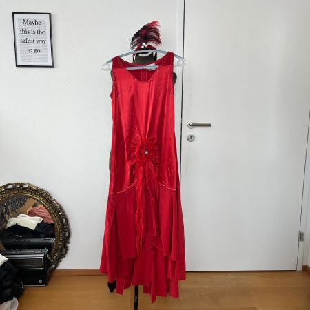 Rotes Charleston Kleid mit Feder-Stirnband