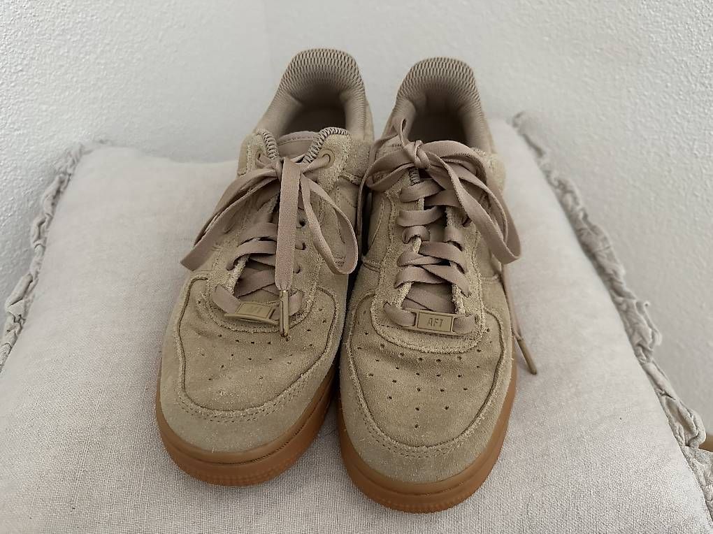 Nike Scarpe da donna: Nike Air Force 1 aus Wildleder "Mushroom " – Usato da Hergiswil NW venduto da Karbi22