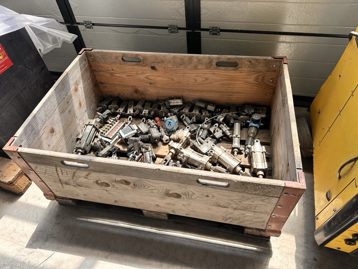 Altro per industria metallurgica: Konvolut Pneumatik Teile – Usato da lyssach venduto da brax2019 2