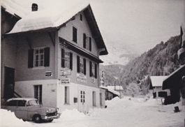 Altes Kleinphoto mit Gasthaus " Höllgrotte " Baar.(ZG)