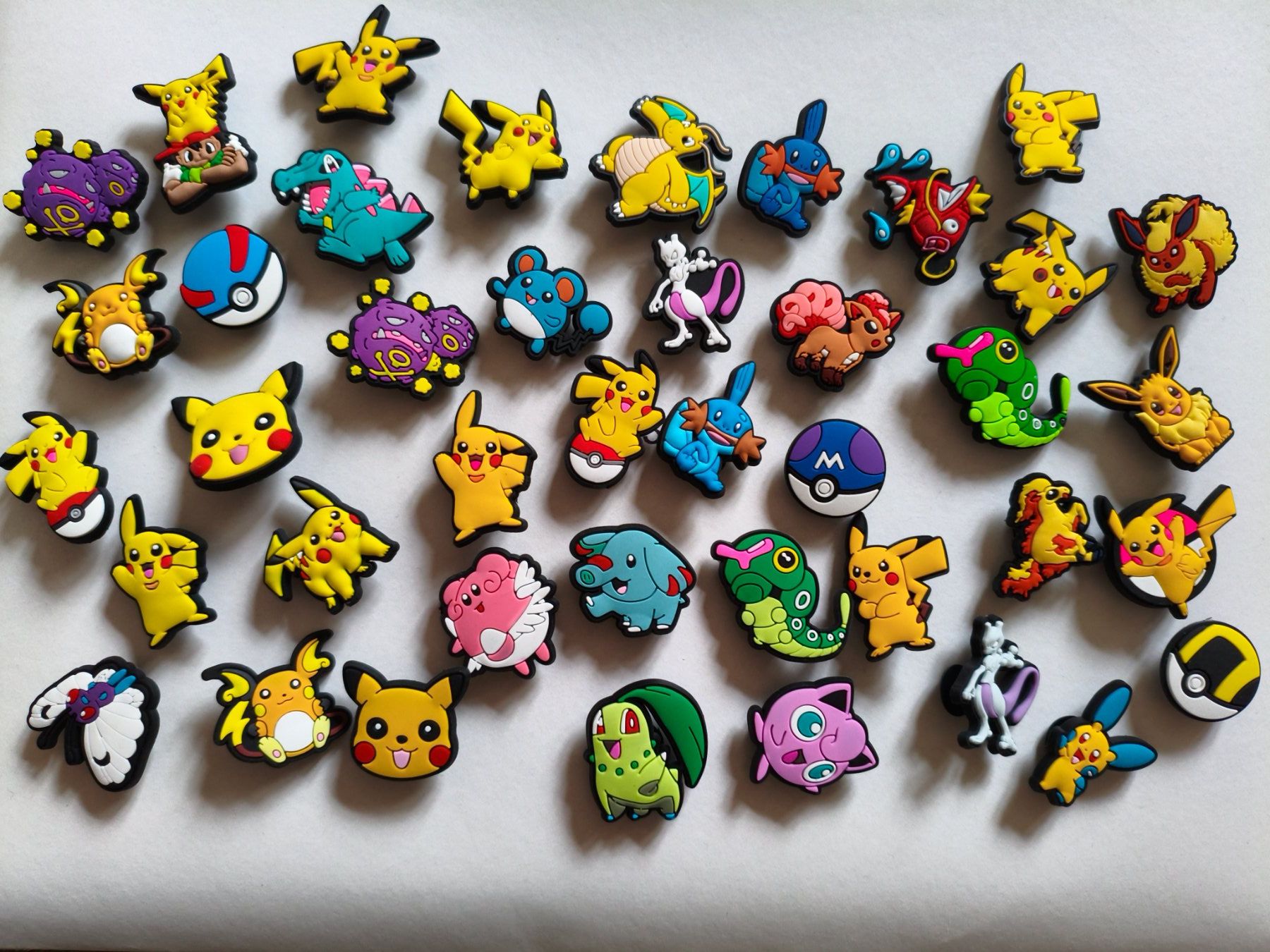 Crocs Herrenschuhe: Clogc clogs Crocs clocs Anstecker Pokémon, Pikachu – Neu und originalverpackt aus Vogelsang AG von miinlade