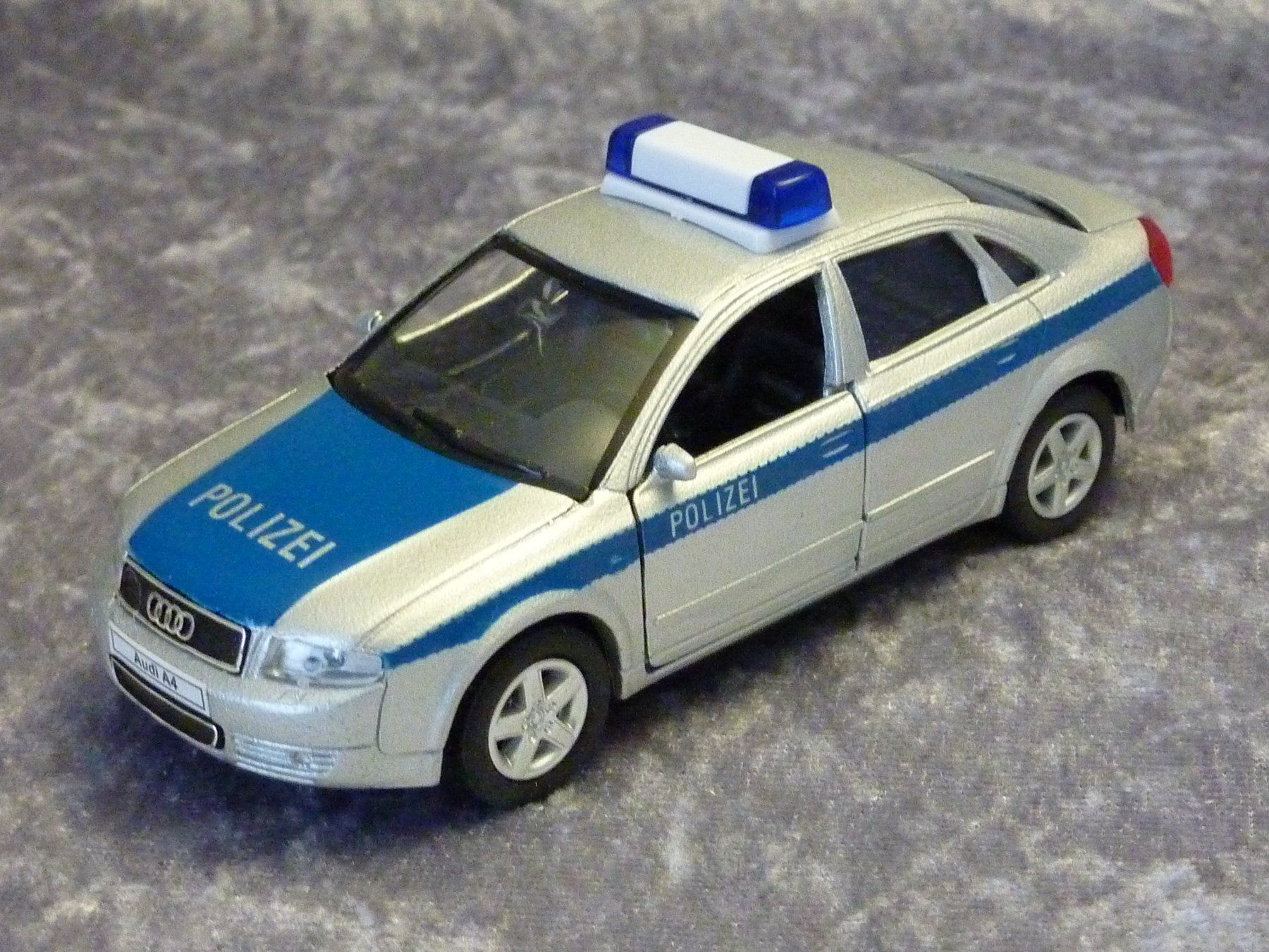 Audi Voitures modèles: Audi A4 Polizei – D'occasion à Dürrenäsch par modellautos4you 1