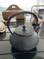 Théière en fonte motif floral bon état