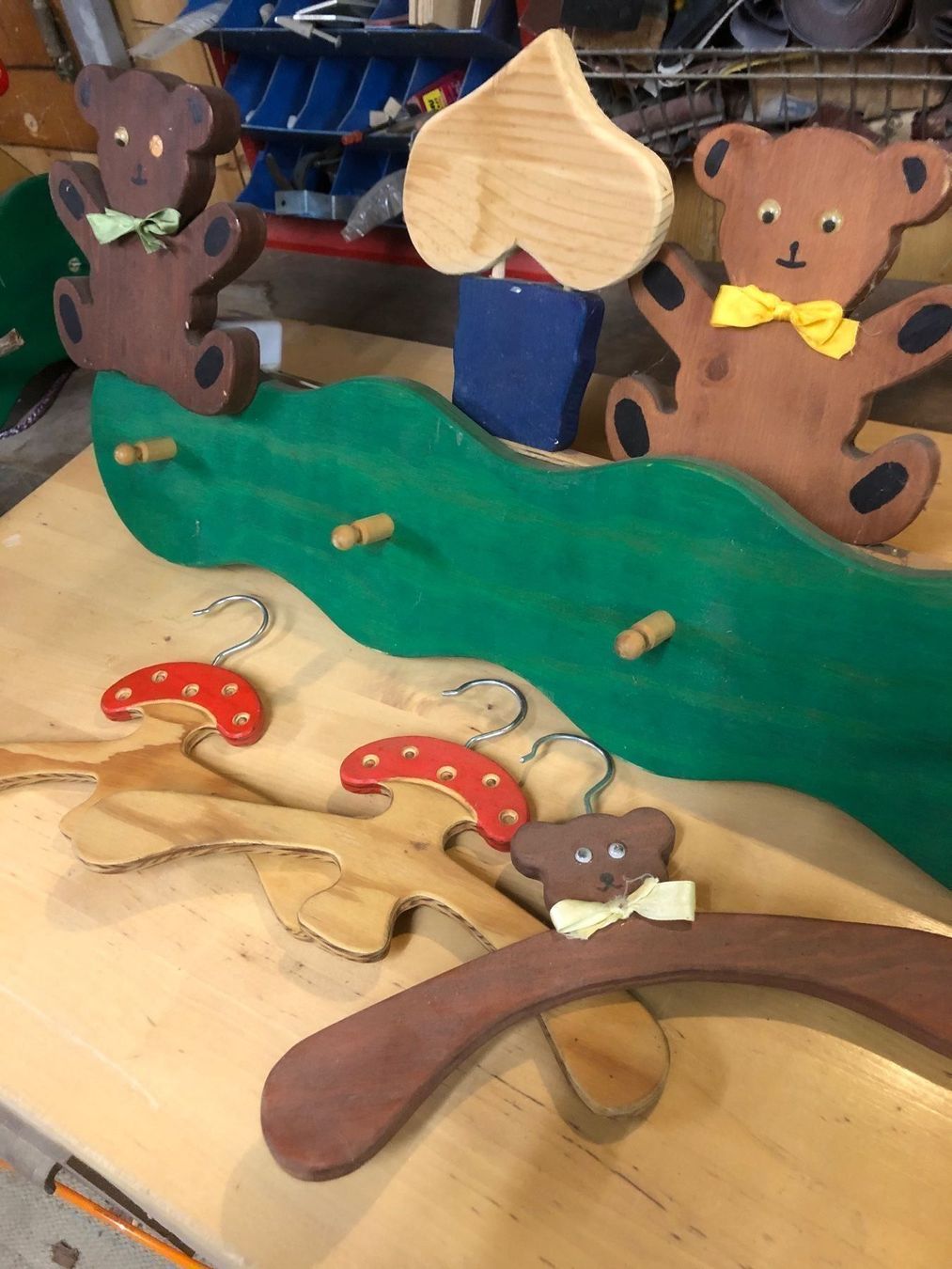 Guardaroba: Kindergarderobe mit Musikdose – Usato da Schliern b. Köniz venduto da Corinu59 2