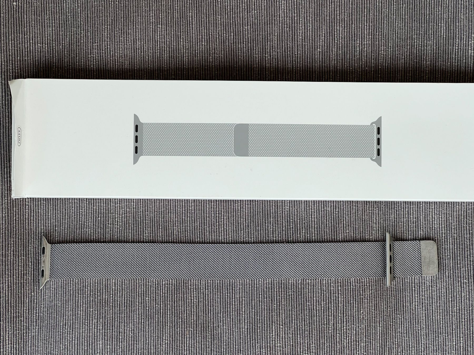 Apple Bracciali & Braccialetti: Original Apple Watch Magnetic Silver Milanese Loop 44mm – Usato da Bern venduto da mattek
