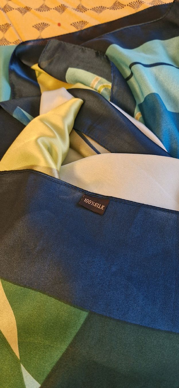 Foulard & Sciarpe: Elegant 100% silk scarf – Usato da Bonstetten venduto da Denitza87 2