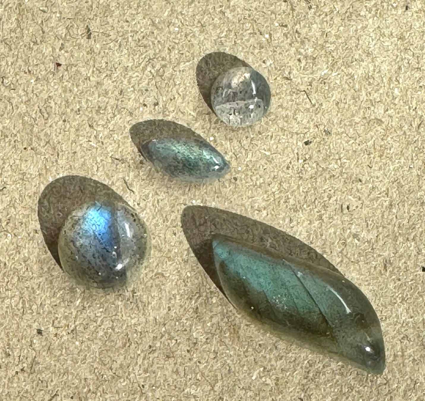 Minerali & Pietre curative: 4 exclusive leuchtende Labradorit Cabochons – Nuovo e nell'imballaggio originale da Leuggern venduto da gemshow 2