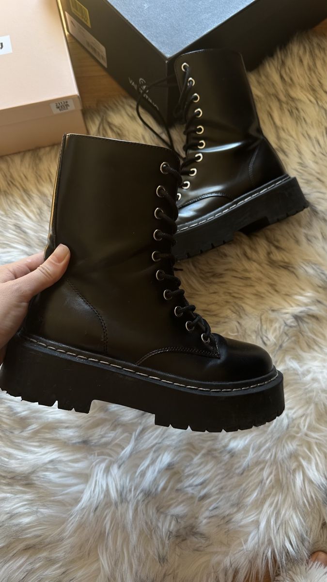 Scarpe per cavalli: Black Platform Boots - Size 37 - Perfect for Autumn! – Usato da Wallisellen venduto da res_7kd9