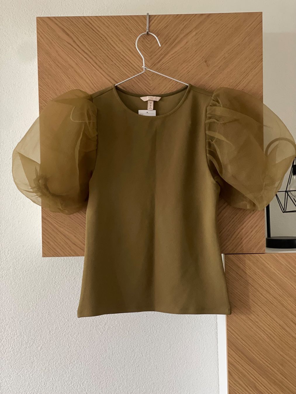 H&M Camicette: Olivegrüne Bluse mit Puffärmeln, Grösse M, neu! – Nuovo e nell'imballaggio originale da Felben-Wellhausen venduto da begean 1