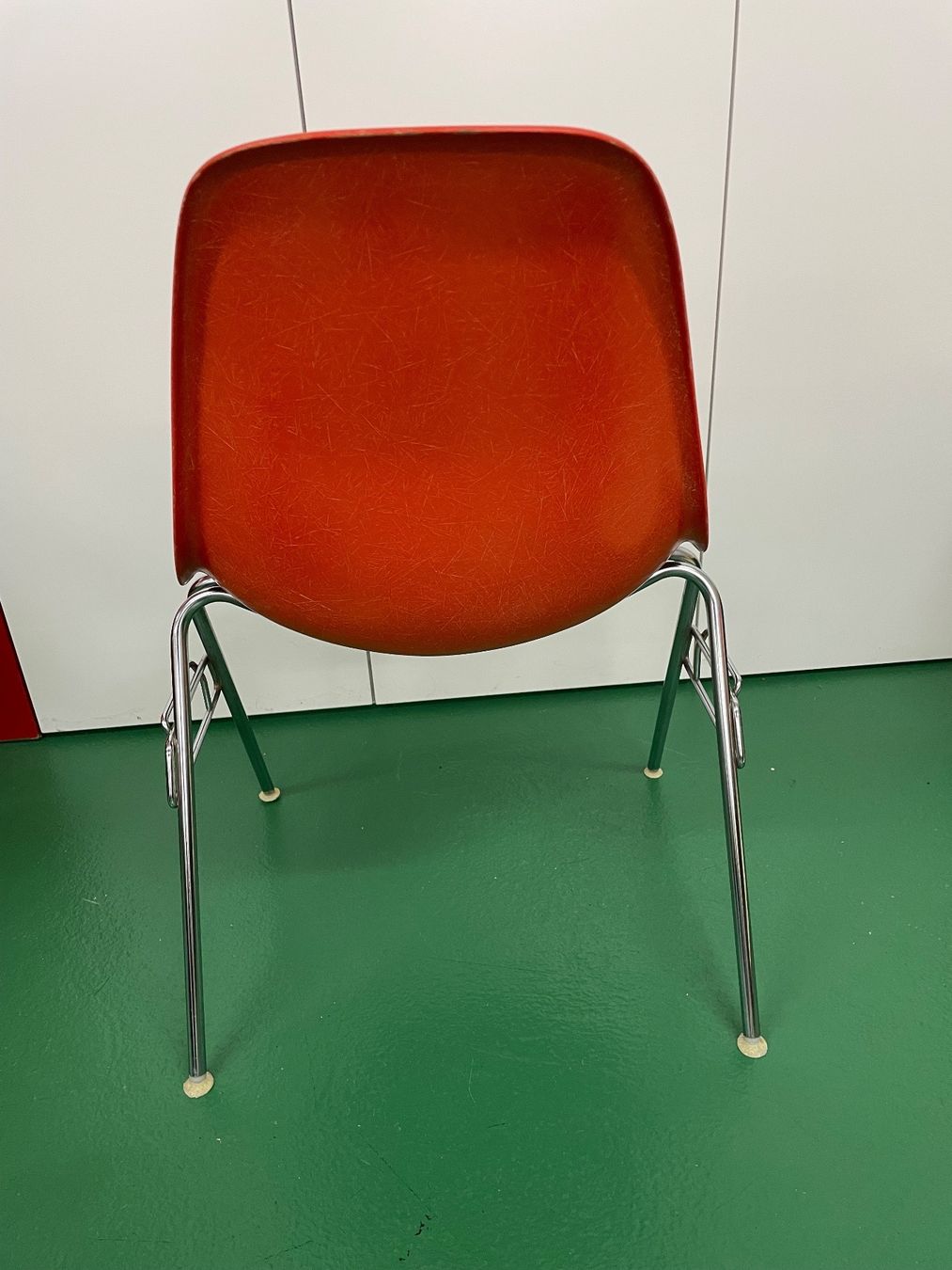 Eames Stühle: Eames Side Chair in Red Orange mit Stapelbeinen – Gebraucht aus ipsach von Latigo 1