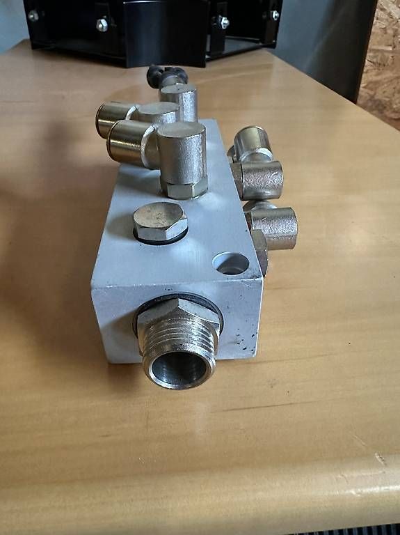 Alimentazione elettrica: Pneumatik Verteilerblock mit diversen Anschlüssen – Usato da Appenzell venduto da OcclineGmbH 2