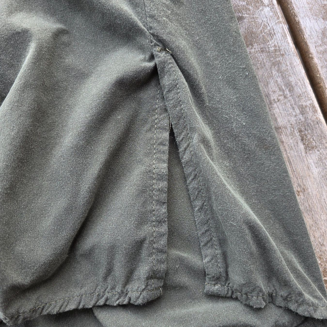 Top: 🐸 AMISU TOP / BLUSE S OLIV – Usato da Môtier (Vully) venduto da Frogs 3