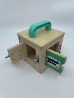 Lovevery Spielzeugbox mit Schlössern