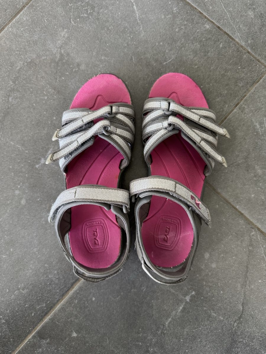 Teva Scarpe per ragazze: Teva Sandalen Gr. 35, Grau/Pink – Usato da Dübendorf venduto da Schnuffi04 1