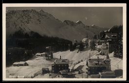 AK Arosa, Ort mit Kirche und verschneiten Bergen
