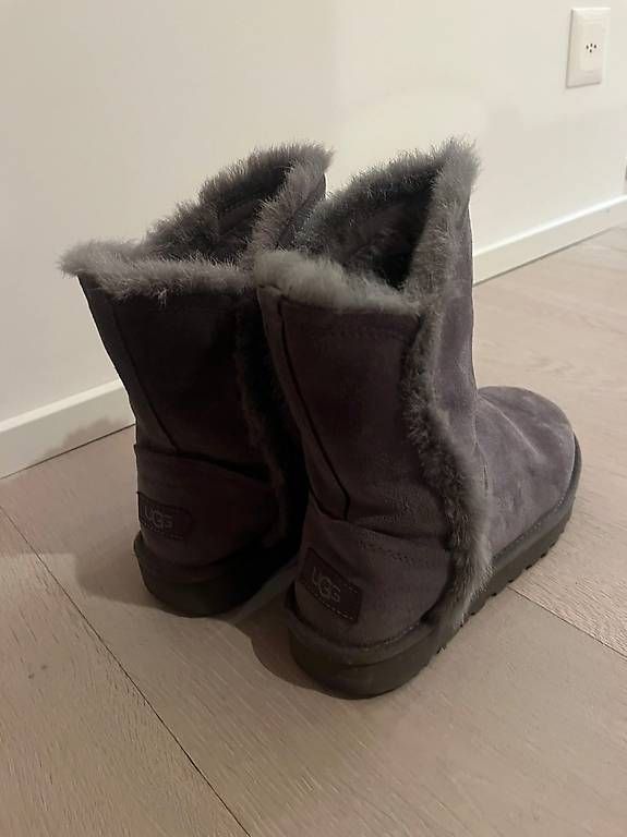 Ugg Scarpe da donna: Classic Short Fluff High-Low Boot – Usato da Bassersdorf venduto da armon.zueri 2