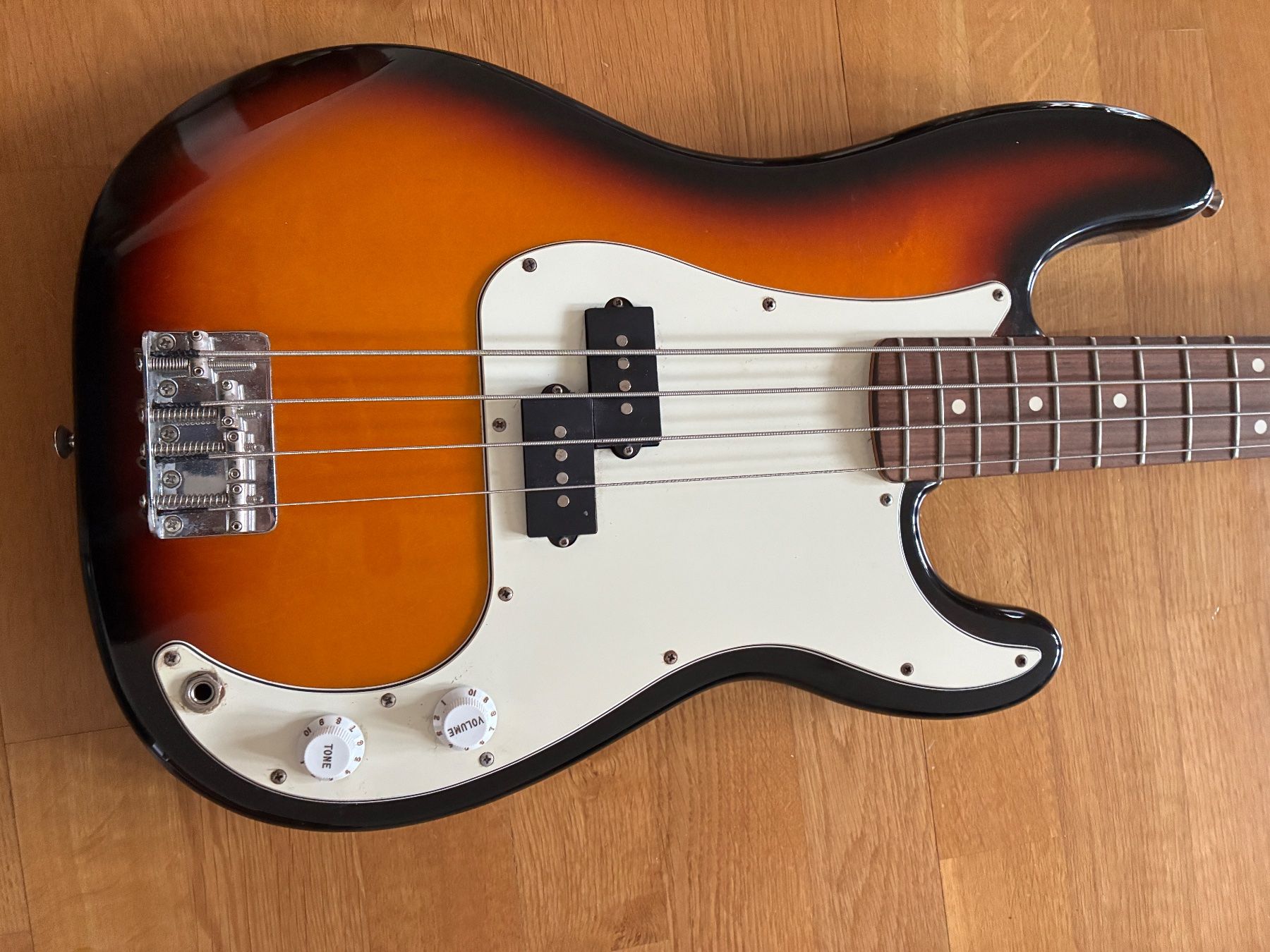 Musikinstrumente: Fender Precision Bass Mexico, Sunburst, ohne Case oder Bag – Gebraucht aus Luzern von zwanzigvier 1
