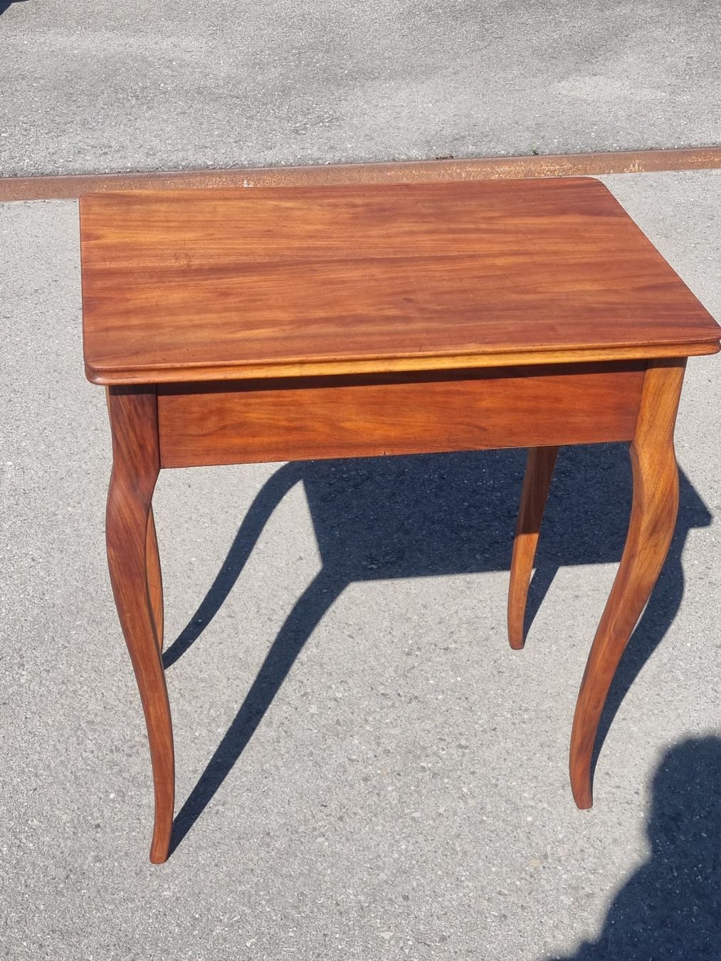 Tavoli: Biedermeier Nussbaum-Beistelltisch mit Schublade – Usato da Walenstadtberg venduto da NC_IDEENwerkstatt 1